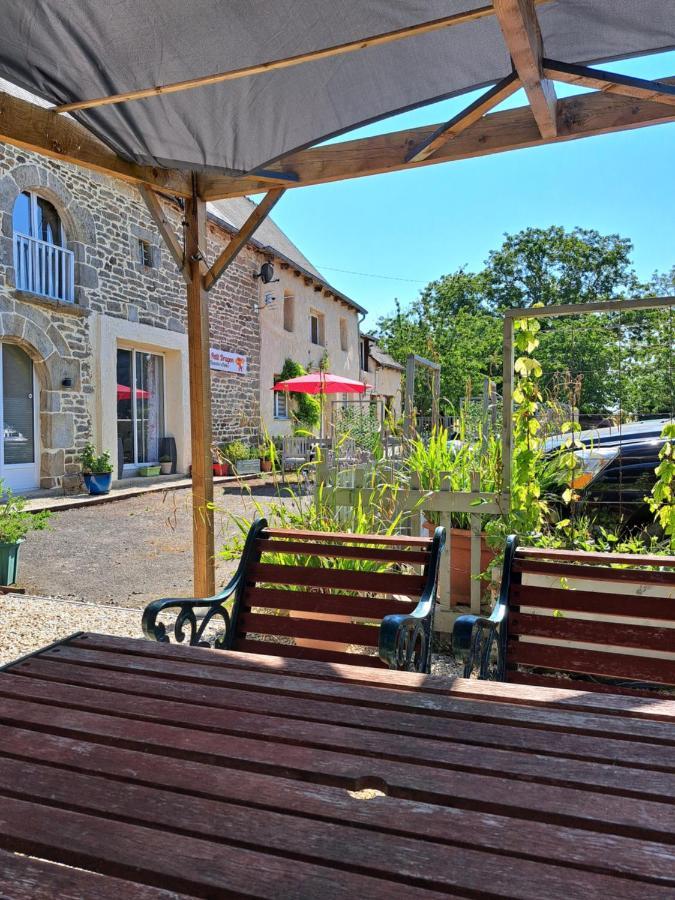 Le Petit Dragon Bed & Breakfast Plumaudan Eksteriør bilde